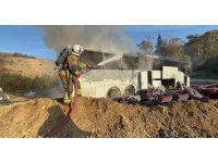 Park halindeki yolcu otobüsü alevlere teslim oldu