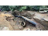 Alanya’da DSİ’ye ait sulama borusu patladı, park halindeki otomobil suyla birlikte portakal bahçesine sürüklendi