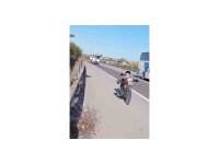 Otobanda motosikletin üzerine yatarak şov yapan sürücüye 63 bin TL ceza