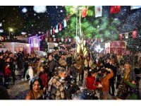 Kepez’de yeni yıl heyecanı suni kar yağışıyla başladı