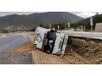 Antalya’da kamyon devrildi, sürücü yaralandı