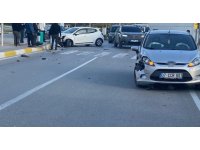 Manavgat’ta iki otomobil çarpıştı, sürücülerden biri yaralandı