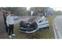 Antalya’da refüje çarpıp ters dönen araçtan ayakta çıktı