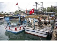 Mersin’de balıkçılara ekipman desteği sürüyor