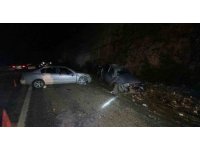 Antalya’da aynı yönde giden iki otomobil çarpıştı:4 yaralı