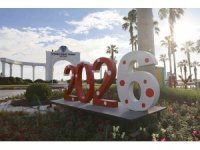 Geri dönüşümle hazırlanan yeni yıl süslemeleri Mersin’i renklendirdi