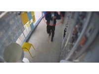 Camekandaki cep telefonunu kaşla göz arasında çalan hırsızın o anları kamerada