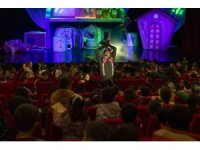 ‘Bisküvi Adam’ sahneye çıktı, minik seyirciler kahkahaya boğuldu