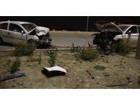 Kafa kafaya çarpışan otomobiller hurdaya döndü: 2 yaralı