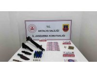 Antalya’da uyuşturucu operasyonu: 3 şüpheli gözaltında
