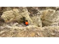 Uçurumda mahsur kalan köpeklerini halatla inerek kendi imkanlarıyla kurtardılar