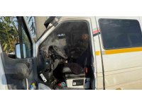 Minibüs elektrik direğine çarptı: 2 yolcu yaralandı