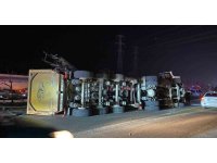 Antalya’da EDS direğine çarpan tır devrildi: 2 yaralı