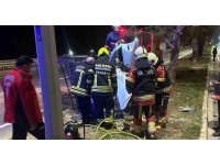 Kaza yapan araçta sıkışan sürücü itfaiye ekiplerince kurtarıldı