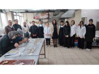 Halka açık kafede öğrenciler hem öğreniyor hem üretiyor