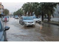 Adana’da patlayan içme suyu borusu sokakları göle çevirdi