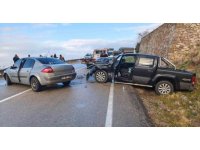 Eğirdir’de iki otomobil çarpıştı, sürücüler yaralandı