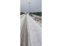 Adana’da dolu yağdı, yollar ve tarlalar beyaza büründü