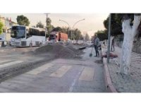 Soğuk havada ısınmak için kürekle halay çeken işçiler ilgi odağı oldu