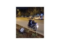 Direksiyon hakimiyetini kaybedip refüje çarpan motosiklet sürücüsü öldü