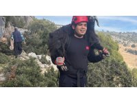 Mersin’de kayalıklarda mahsur kalan 2 keçi itfaiye ekiplerince kurtarıldı