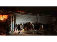 Alevlere teslim olan iş yerlerindeki araçları kurtarmak için zamanla yarıştılar