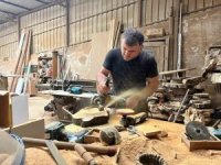 Çürümüş zeytin ağaçlarını sanat eserine dönüştürüyor