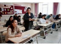 Öğrenciler dışarıda, veliler sınavda