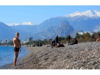 Türkiye karla mücadele ederken Antalya’da deniz sefası