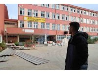 Yarım asırlık okulda yıkım çalışmaları başladı: Mezunlar son kez hüzünle gezdi
