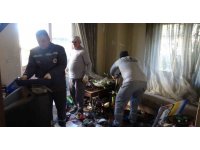 Bakımevine yerleştirilen yaşlı adamın evinden 2 kamyon çöp çıktı
