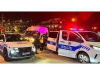 Girdiği markette raftaki şişeleri kırdı