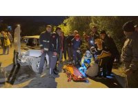 Beton bloğa çarpan Tofaş hurdaya döndü: 1 yaralı