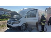 Antakya’da seyir halindeki minibüste korkutan yangın