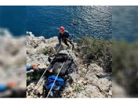 Mersin’de sarp kayalıklarda mahsur kalan keçi nefes kesen operasyonla kurtarıldı