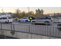 Manavgat Köprüsü’nde devrilerek otomobile çarpan motosikletli yaralandı