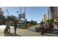 O anlar kamerada: Kırmızı ışıkta geçen otomobil motosikletliye çarptı