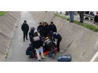 Yayaya yol veren motosikletli arkasından gelen otomobilin çarpmasıyla kanala uçtu