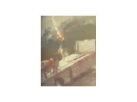 Tırdan yük indiren şahsa yıldırım isabet ettiği anlar kamerada