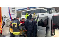 Duvara çarpan hafif ticari aracın sürücüsü yaralandı