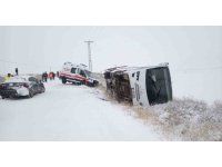 İşçi servisi devrildi, yardıma giden ambulans kara saplandı