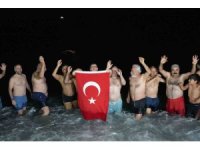 Antalya’de ritüel bozulmadı, deniz tutkunları 2026’ya da denizde girdi