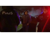 Polisi görünce kaldırıma çıkan alkollü sürücü polis ekiplerin dikkati sayesinde yakalandı