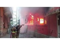 Kumaş deposu alevlere teslim oldu