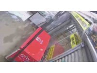 Kar kütlesini taşıyamayan plastik çatının yerle bir olmasıyla korku dolu anlar yaşadılar