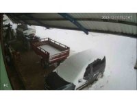 Kar kütlesini taşıyamayan çatı araçların üzerine çöktü