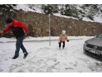 İlk kez kar yağışını izlediler