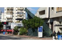 Antalya’da şiddetli rüzgar inşaat iskelesini yerinden söktü