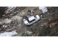 Metrelerce yüksekten dereye uçan otomobilden kendini atarak kurtardı