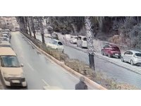 Antalya’da virajı alamadı, palmiye ağacına çarptı